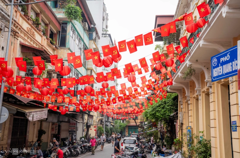 Đường phố hà nội rợp cờ hoa hút khách check in - 5