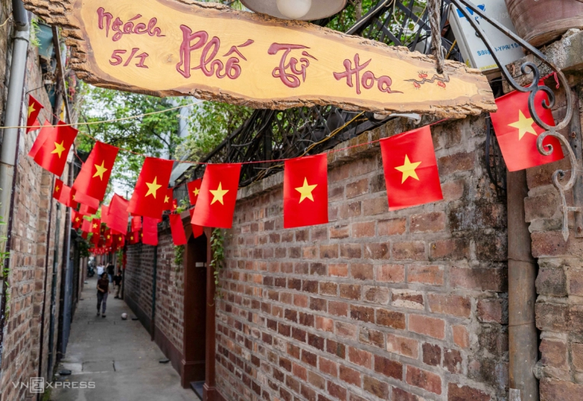 Đường phố hà nội rợp cờ hoa hút khách check in - 6
