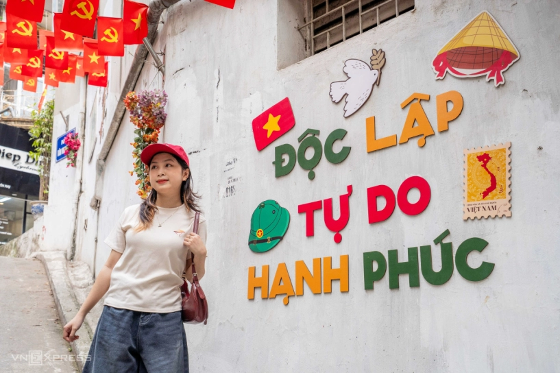Đường phố hà nội rợp cờ hoa hút khách check in - 8