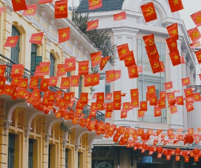 Đường phố thủ đô rợp cờ hoa ngày 29 giới trẻ nô nức check-in ở 5 con ngõ đẹp nhất hà nội - 1