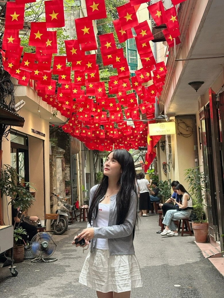 Đường phố thủ đô rợp cờ hoa ngày 29 giới trẻ nô nức check-in ở 5 con ngõ đẹp nhất hà nội - 3