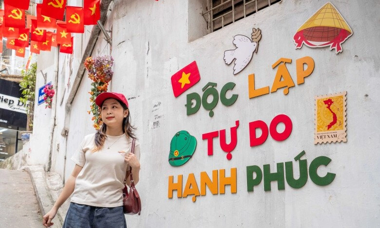 Đường phố thủ đô rợp cờ hoa ngày 29 giới trẻ nô nức check-in ở 5 con ngõ đẹp nhất hà nội - 4