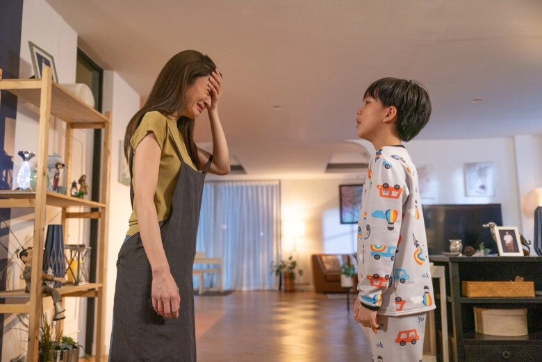 Em trai chồng đến ở cùng sau ly hôn con trai tôi mở bưu kiện của em thì sợ hãi òa khóc - 2