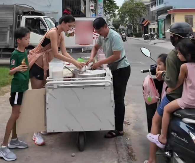 gà cưng vũ khắc tiệp đưa con đi bán tào phớ lề đường khách mua tới tấp từng được chồng việt kiều tặng nhà 10 tỷ - 1