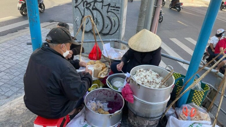 Gánh bánh tiêu xôi hơn 30 năm tuổi ở đà lạt biến món ăn vỉa hè trở thành đặc sản muốn ăn phải dậy thật sớm - 3