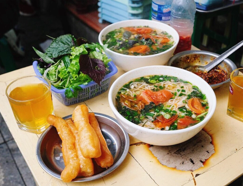 Gánh bún ốc mẹ chồng nàng dâu 60 năm không đổi vị mở cửa đúng mùng 3 tết vì một lý do đặc biệt - 1