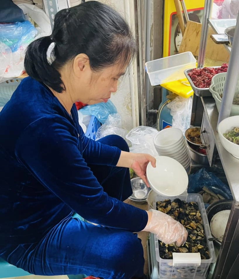 Gánh bún ốc mẹ chồng nàng dâu 60 năm không đổi vị mở cửa đúng mùng 3 tết vì một lý do đặc biệt - 2