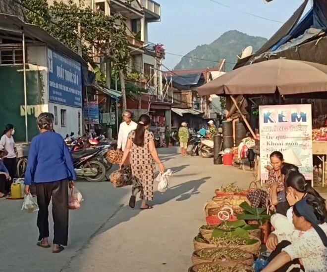 Ghé chợ phiên 5 ngày một lần ở cao bằng thưởng thức bánh trời bánh khảo cực lạ không nơi nào có - 1