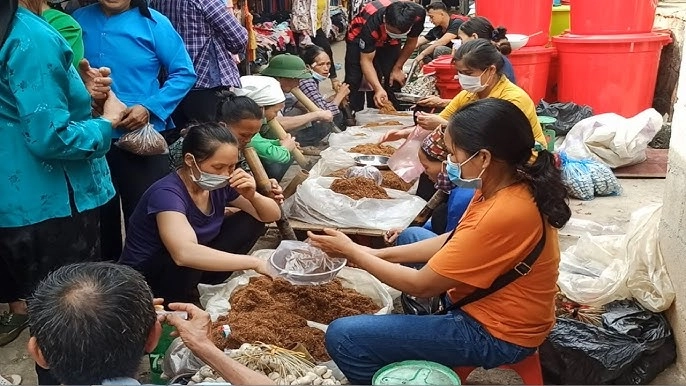 Ghé chợ phiên nổi tiếng nhất cao bằng thử một món tuy quen mà lạ béo ngậy thơm lừng khắp chợ - 2