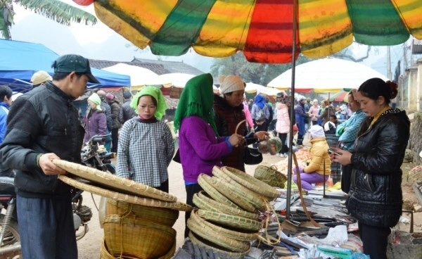 Ghé chợ phiên nổi tiếng nhất cao bằng thử một món tuy quen mà lạ béo ngậy thơm lừng khắp chợ - 4