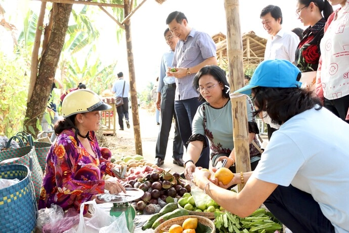 Ghé khu chợ quê giữa lòng đồng tháp mới mở 2 năm nhưng hút hơn 100 ngàn lượt khách đến tham quan - 2