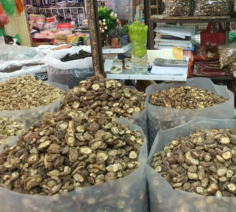 Ghé lạng sơn lạc lối trong khu chợ sầm uất nhất thành phố tồn tại từ thế kỷ 17 đến nay vẫn đông nghịt khách vì giá rẻ - 7