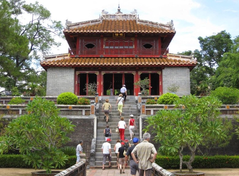 Ghé thăm lăng mộ kỳ bí của vị vua nhiều phi tần đông con nhất nhà nguyễn choáng ngợp trước khung cảnh cổ kính tuyệt đẹp - 3