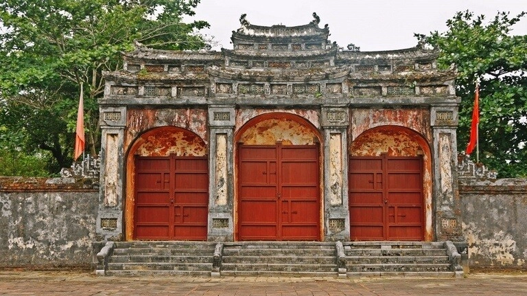 Ghé thăm lăng mộ kỳ bí của vị vua nhiều phi tần đông con nhất nhà nguyễn choáng ngợp trước khung cảnh cổ kính tuyệt đẹp - 4