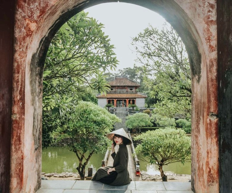 Ghé thăm lăng mộ kỳ bí của vị vua nhiều phi tần đông con nhất nhà nguyễn choáng ngợp trước khung cảnh cổ kính tuyệt đẹp - 6