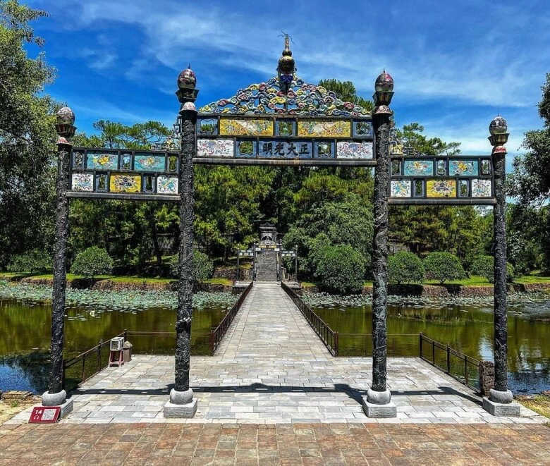 Ghé thăm lăng mộ kỳ bí của vị vua nhiều phi tần đông con nhất nhà nguyễn choáng ngợp trước khung cảnh cổ kính tuyệt đẹp - 7