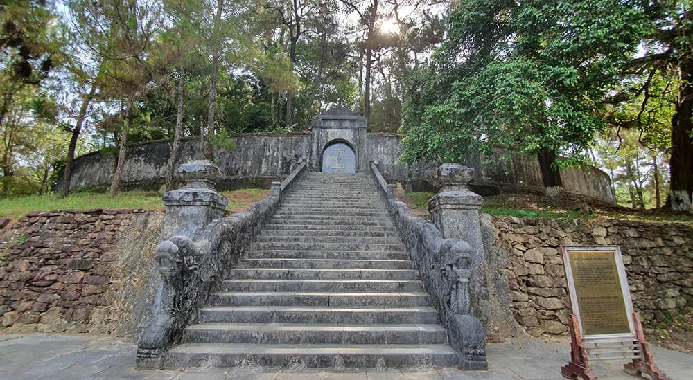 Ghé thăm lăng mộ kỳ bí của vị vua nhiều phi tần đông con nhất nhà nguyễn choáng ngợp trước khung cảnh cổ kính tuyệt đẹp - 8