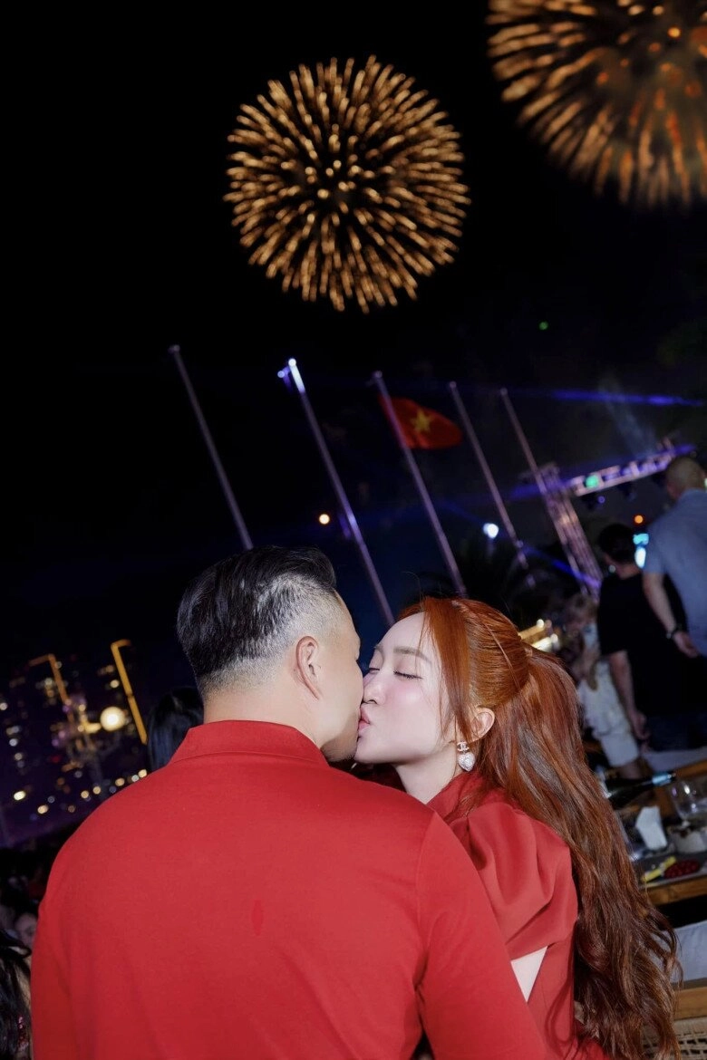 Gia đình chi bảo đi du thuyền ngắm pháo hoa đón năm mới lý thùy chang vất vả bế ẵm quý tử 3 tuổi nặng 22 kg - 4