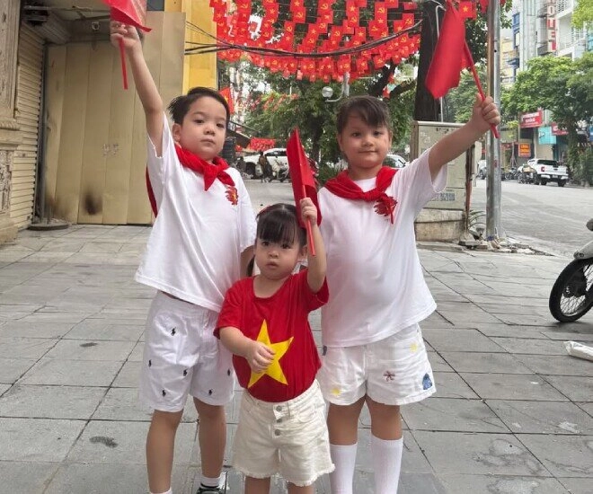 Gia đình đỗ mỹ linh ở biệt thự mặt phố vẫn xuống đường xếp hàng xem diễu binh ái nữ lanh lợi hệt bố doanh nhân - 5