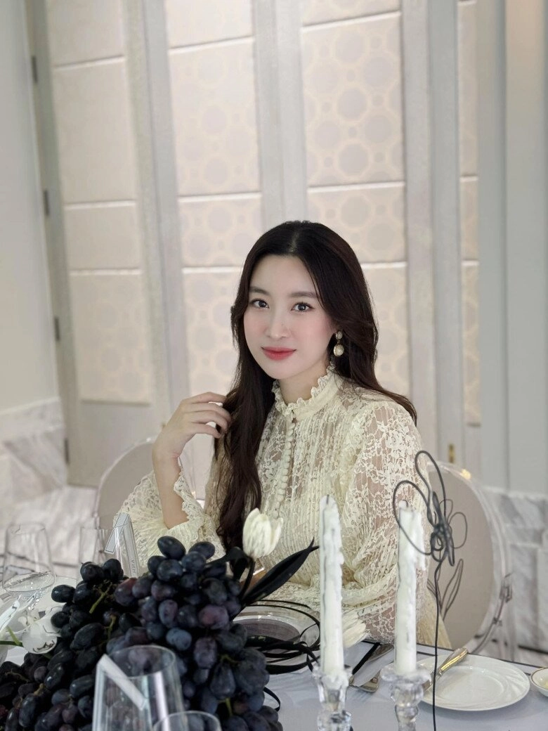 Gia đình đỗ mỹ linh ở biệt thự mặt phố vẫn xuống đường xếp hàng xem diễu binh ái nữ lanh lợi hệt bố doanh nhân - 7