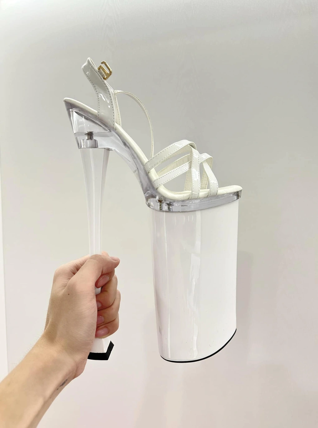 Gia tài giày cà kheo giúp hoà minzy cao tới 1m80 đứng bên hoa hậu cũng không sợ kém cạnh - 6