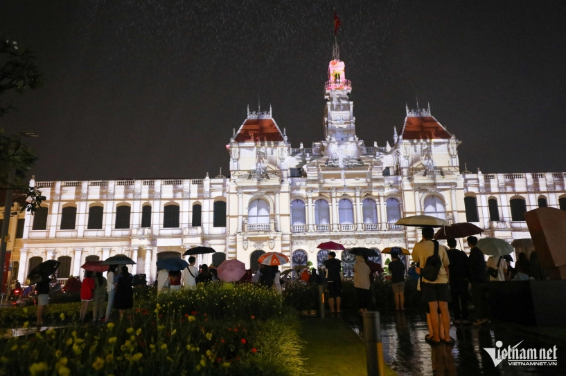 Giới trẻ đội mưa xem trình chiếu 3d mapping ở tphcm - 6