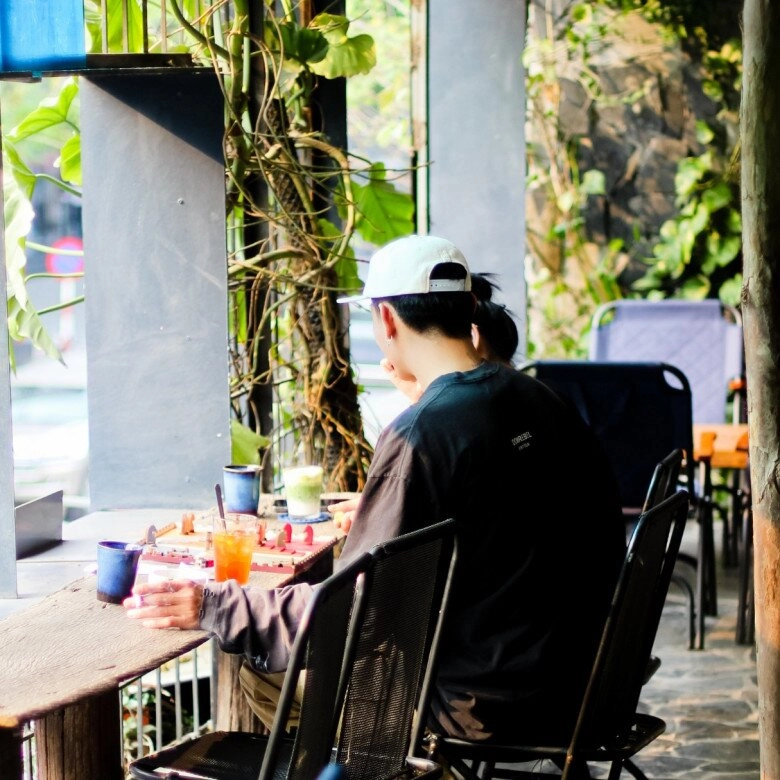 Giới trẻ săn lùng những quán cafe giấu mình trong khu tập thể cũ góc nào cũng xinh đảm bảo check-in cháy máy - 7