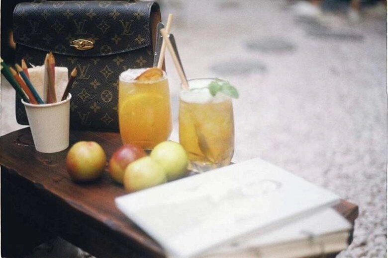 Giới trẻ săn lùng những quán cafe giấu mình trong khu tập thể cũ góc nào cũng xinh đảm bảo check-in cháy máy - 9