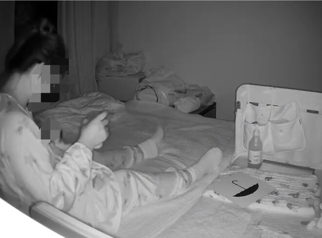 Giữa đêm giúp việc lương 37 triệutháng âm thầm làm một việc với con chủ khiến mẹ bỉm sợ hãi lập tức sa thải - 1
