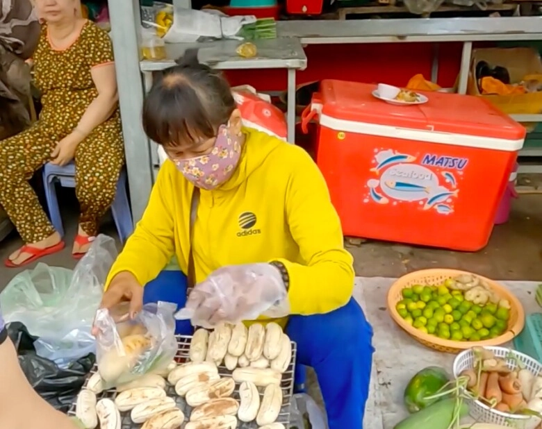 Giữa lòng an giang có khu chợ bán đủ thứ lúc nào cũng tắc đường vì chợ quá đông đúc - 4