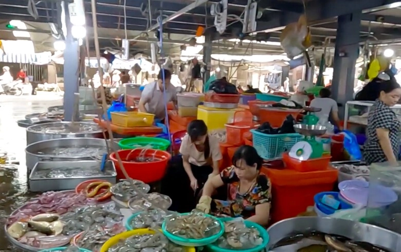 Giữa lòng an giang có khu chợ bán đủ thứ lúc nào cũng tắc đường vì chợ quá đông đúc - 5