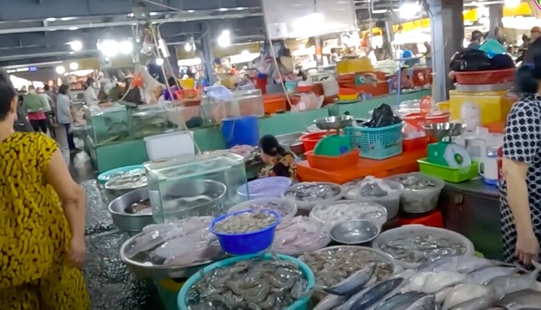 Giữa lòng an giang có khu chợ bán đủ thứ lúc nào cũng tắc đường vì chợ quá đông đúc - 6