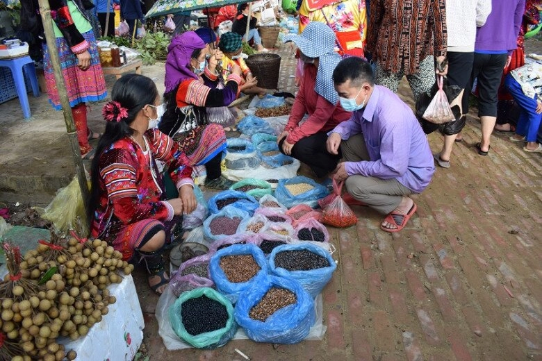 Giữa lòng điện biên có phiên chợ được ví như tây bắc thu nhỏ mua bán đủ thứ là nơi nam thanh nữ tú hò hẹn - 4