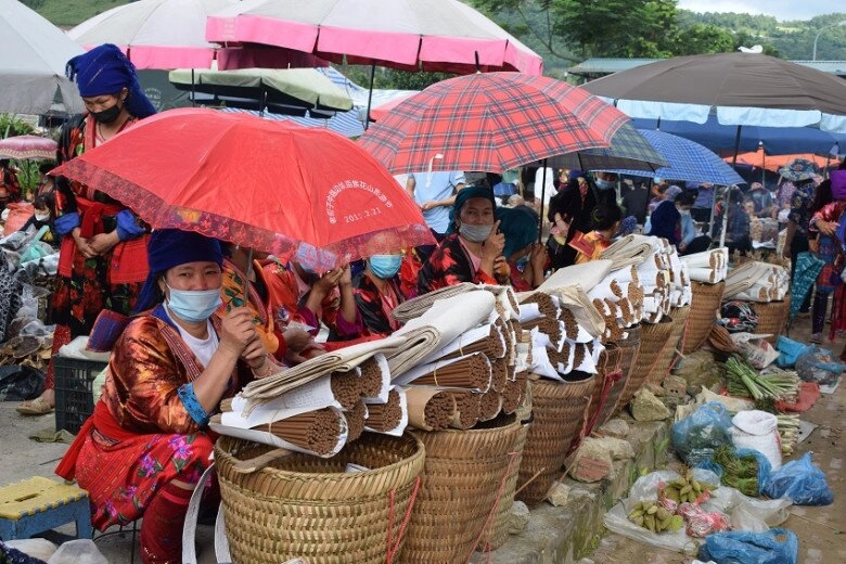 Giữa lòng điện biên có phiên chợ được ví như tây bắc thu nhỏ mua bán đủ thứ là nơi nam thanh nữ tú hò hẹn - 5