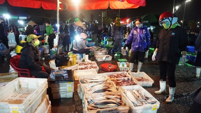 Giữa lòng hạ long có một khu chợ chuyên bán hải sản vừa bắt từ biển lên muốn mua phải đi vào tối đêm - 3