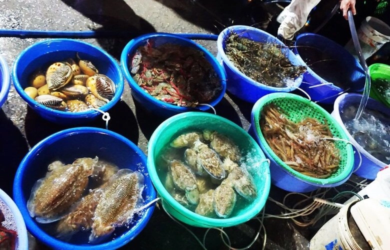 Giữa lòng hạ long có một khu chợ chuyên bán hải sản vừa bắt từ biển lên muốn mua phải đi vào tối đêm - 4