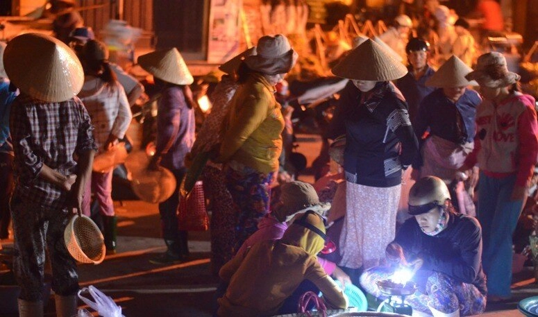 Giữa lòng hội an có phiên chợ chỉ dành cho phụ nữ tồn tại hơn 30 năm dù chỉ họp vào 1h sáng - 1