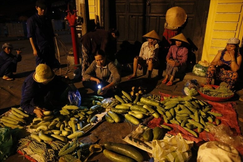 Giữa lòng hội an có phiên chợ chỉ dành cho phụ nữ tồn tại hơn 30 năm dù chỉ họp vào 1h sáng - 2