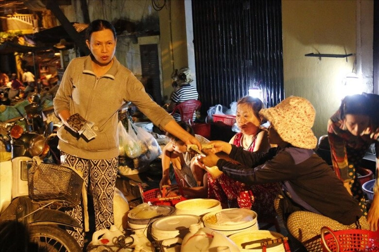 Giữa lòng hội an có phiên chợ chỉ dành cho phụ nữ tồn tại hơn 30 năm dù chỉ họp vào 1h sáng - 3