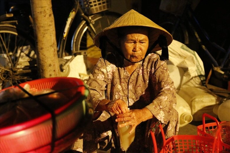 Giữa lòng hội an có phiên chợ chỉ dành cho phụ nữ tồn tại hơn 30 năm dù chỉ họp vào 1h sáng - 4