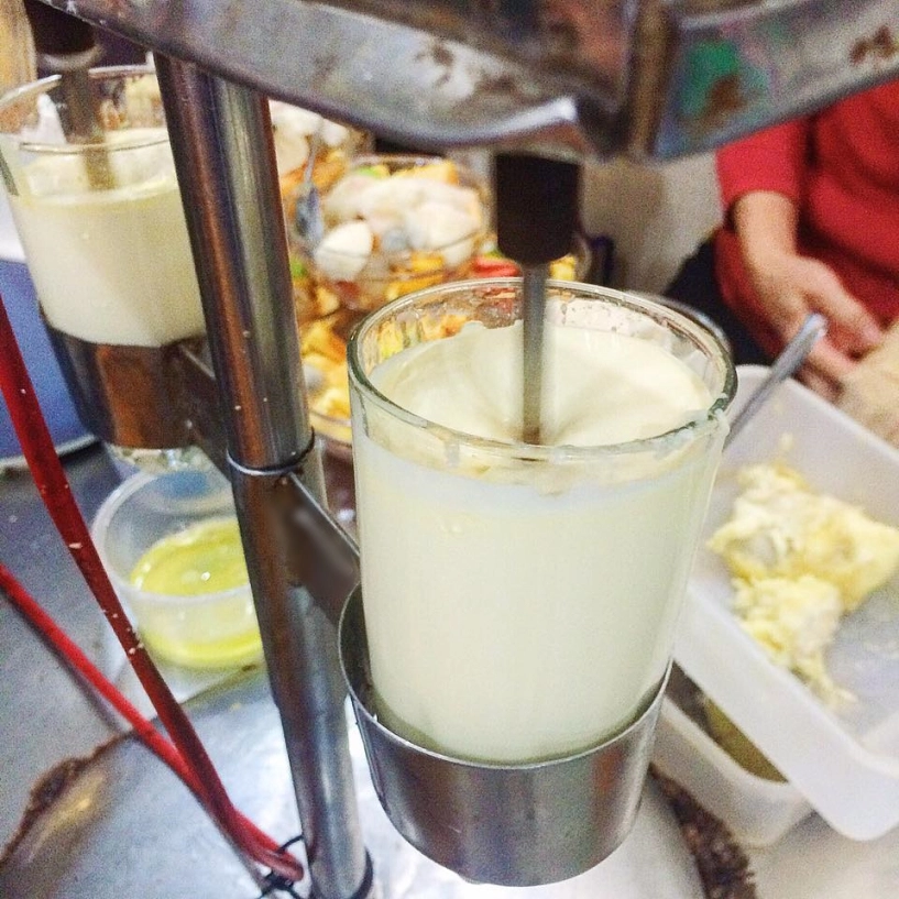 Giữa lòng phố cổ hà nội có một hàng trứng đánh kem dân sành ăn đều biết cô chủ quán luôn pha chế ngay trước mặt khách - 3