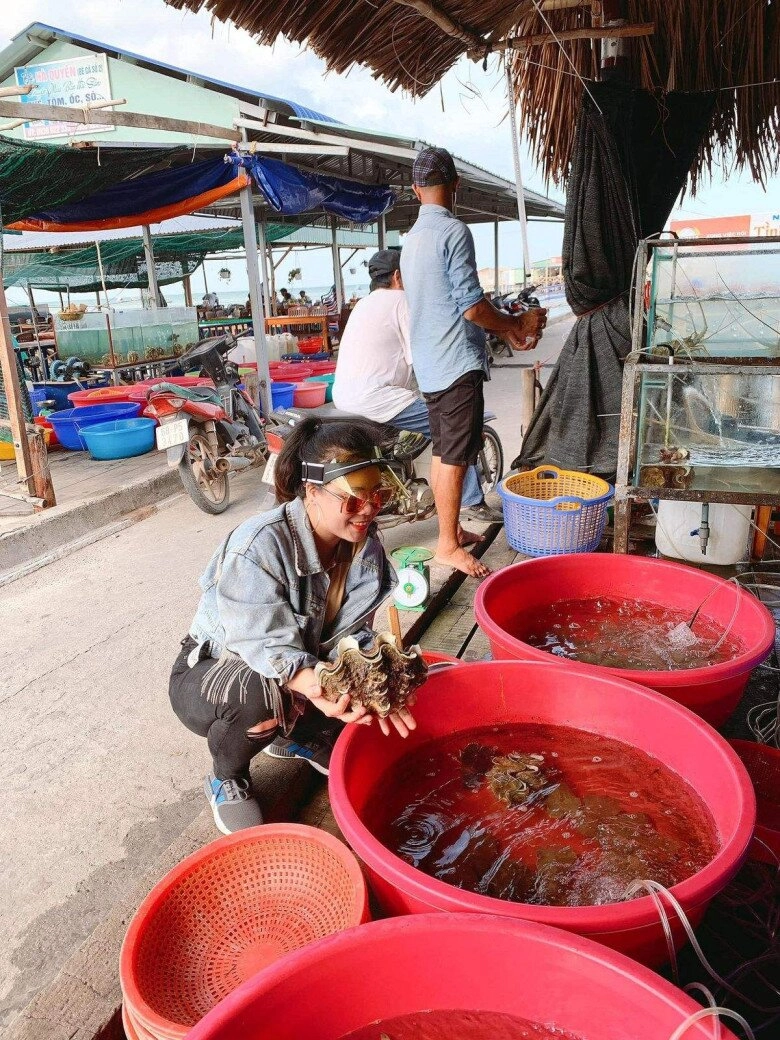 Giữa lòng phú quốc có một ngôi chợ cổ từ một khu chợ nhỏ xíu đến địa điểm hấp dẫn du khách nước ngoài - 4