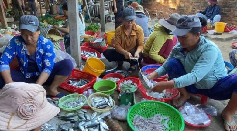 Giữa lòng phú yên có khu chợ bán đủ đặc sản miền trung được mệnh danh là chợ rẻ nhất việt nam - 1