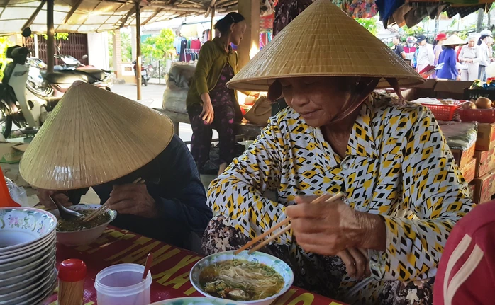 Giữa lòng quảng ngãi có khu chợ chỉ họp 2 tiếngngày là hết sạch hàng món nào cũng đồng giá chỉ 5000 đồng - 2