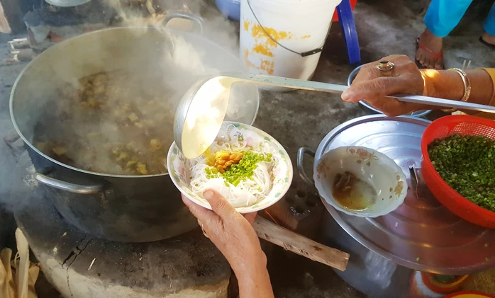 Giữa lòng quảng ngãi có khu chợ chỉ họp 2 tiếngngày là hết sạch hàng món nào cũng đồng giá chỉ 5000 đồng - 6