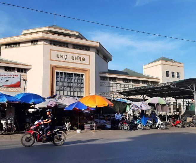Giữa lòng quảng ninh có khu chợ cổ kính bậc nhất từ khu chợ truyền thống nay thành địa điểm bán đủ thứ ai cũng mê - 1