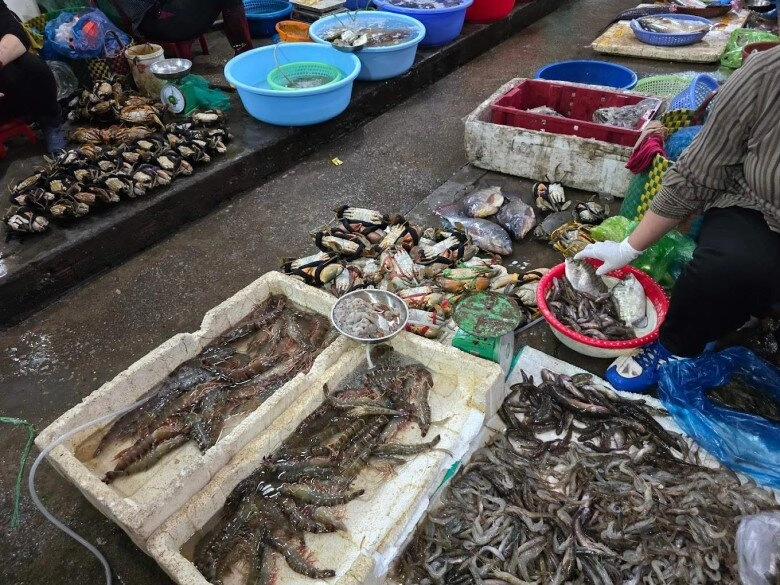 Giữa lòng quảng ninh có khu chợ cổ kính bậc nhất từ khu chợ truyền thống nay thành địa điểm bán đủ thứ ai cũng mê - 3