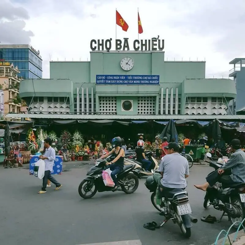 Giữa lòng sài gòn có khu chợ mệnh danh thiên đường ẩm thực bán đủ món ngon với giá sinh viên cầm 100k ăn căng bụng - 1