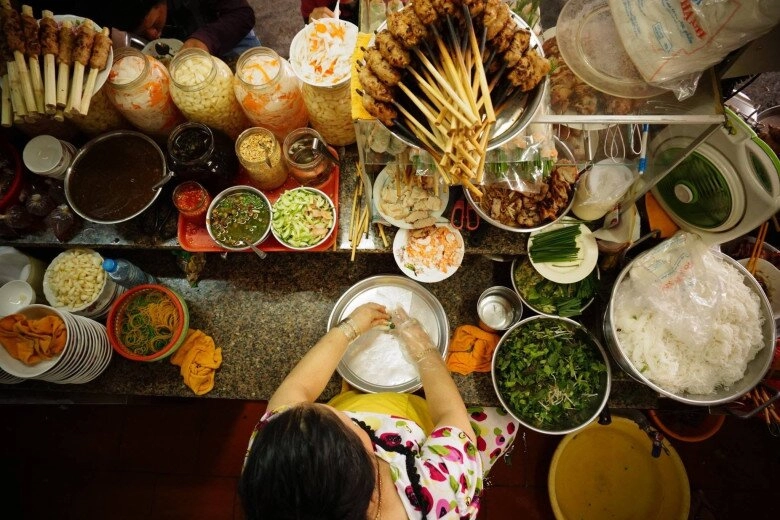 Giữa lòng sài gòn có khu chợ mệnh danh thiên đường ẩm thực bán đủ món ngon với giá sinh viên cầm 100k ăn căng bụng - 2