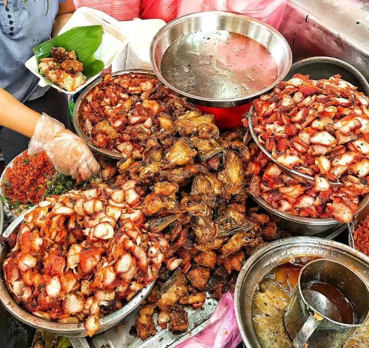 Giữa lòng sài gòn có khu chợ mệnh danh thiên đường ẩm thực bán đủ món ngon với giá sinh viên cầm 100k ăn căng bụng - 3